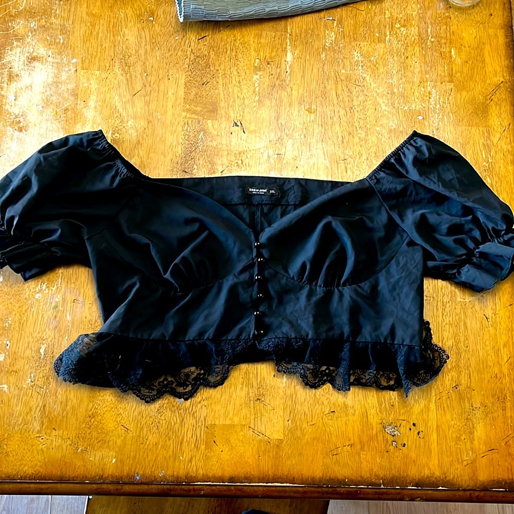Cropped Black Puff Sleeve Shirt